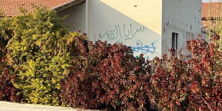 כתובות בערבית מרוססות על בית בקיבוץ בארי. צילום: אורלי גולדקלנג