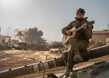 העייפות והגיטרה. מוזיקה על טנק, עזה 2024. צילום: דו העייפות והגיטרה. מוזיקה על טנק, עזה 2024. צילום: דו"צ