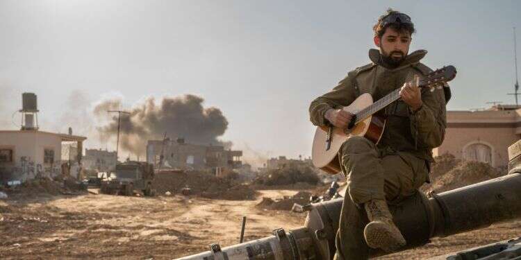 העייפות והגיטרה. מוזיקה על טנק, עזה 2024. צילום: דו"צ