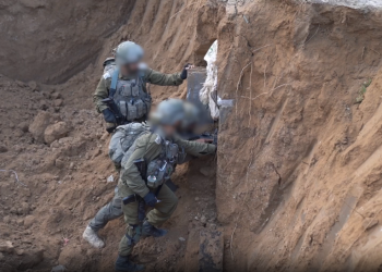 צוות הקרב של חטיבת הנח"ל ליד פיר הכניסה למנהרת הטרור