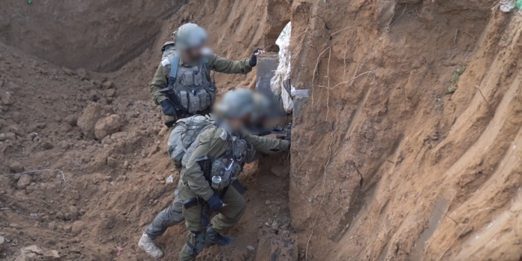 צוות הקרב של חטיבת הנח צוות הקרב של חטיבת הנח"ל ליד פיר הכניסה למנהרת הטרור