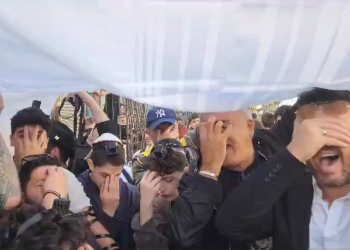 תלמידי  תלמידי "גימנסיה הרצליה" ומפגינים נוספים מניחים תפילין וקוראים קריאת שמע מחוץ לבית הספר