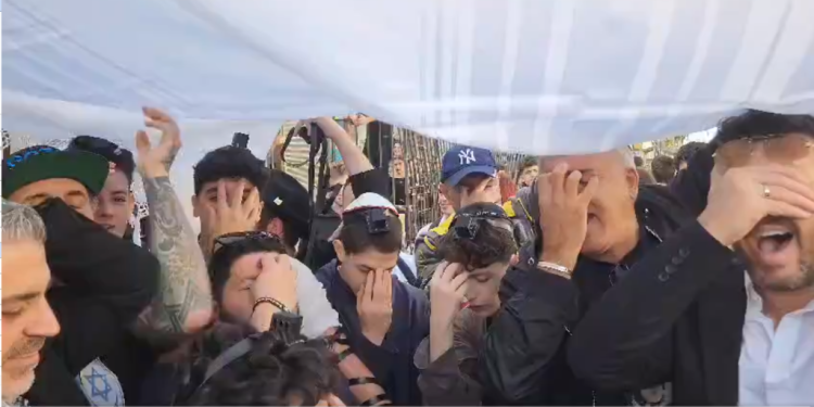 תלמידי תלמידי "גימנסיה הרצליה" ומפגינים נוספים מניחים תפילין וקוראים קריאת שמע מחוץ לבית הספר