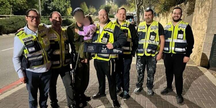 מתנדבי ארגון "מפיץ אור ואהבת חינם": מייסד "ידידים" מאיר וינר הובא למנוחות