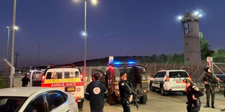 זירת פיגוע הדריסה במחסום בידו. צילום: תיעוד מבצעי מד פיגוע שני תוך יממה: ילדה בת 4 נהרגה מירי ניטרול המחבלים