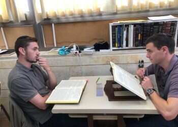 דוד שורץ (מימין) ויקיר הכסטר, שלמדו יחד בישיבת הר עציון