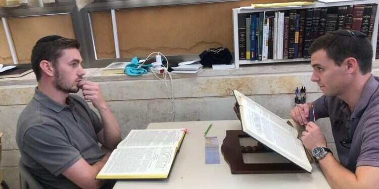 דוד שורץ (מימין) ויקיר הכסטר, שלמדו יחד בישיבת הר עציון דוד שורץ (מימין) ויקיר הכסטר, שלמדו יחד בישיבת הר עציון