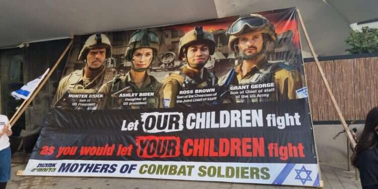 אמהות לוחמים הפגינו מול בלינקן: "לא לספק לאויב ציוד"