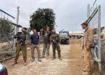 ליאור טל (שני משמאל) בחוות נווה־אורי בנחל חלץ. צילום: יעקב פרידמן