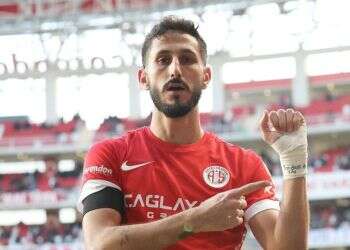 שגיב יחזקאלי במשחק בטורקיה, מניף את היד עם הכיתוב שמזדהה עם החטופים. צילום מתוך האתר הרשמי של קבוצת הכדורגל אנטליהספור