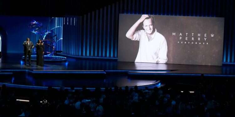 מחווה למת'יו פרי מהסדרה חברים, שהלך לעולמו בשנה שעברה, במהלך טקס פרסי האמי 2024, אמש. צילום: Chris Pizzello, AP טקס פרסי האמי: צפוי ונדוש – עד שהנוסטלגיה הביאה את הדמעות