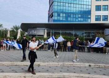 חבריהם לבית הספר של הפצועים בפיגוע ברעננה בתפילה המונית לרפואתם