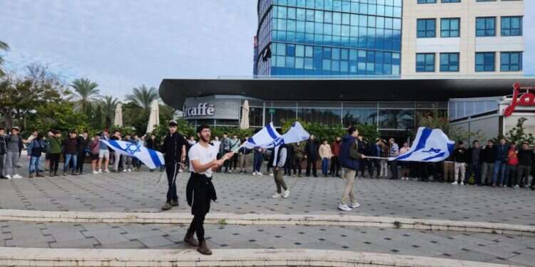 חבריהם לבית הספר של הפצועים בפיגוע ברעננה בתפילה המונית לרפואתם