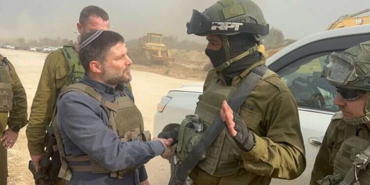 סמוטריץ' עם כוחות צה"ל בעזה