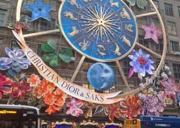 גלגל המזלות בחזית בית האופנה "כריסטיאן דיור" בניו־יורק צילום: יאיר שלג