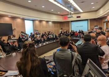 משפחות החטופים מתפרצות לדיון בוועדת הכספים בכנסת משפחות החטופים מתפרצות לדיון בוועדת הכספים בכנסת