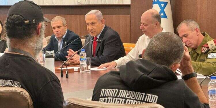 נתניהו בפגישה עם נציגי משפחות החטופים לפני כחודשיים. צילום: דוברות רה נתניהו למשפחות חטופים: "אין הצעה אמיתית של חמאס לעסקה"