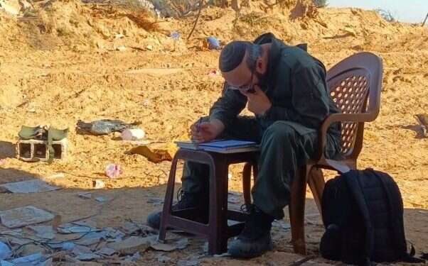 הרב ברוך וינטרוב בעזה. צילום: אלי סיון "שאלת ההצלחה של החיילים הפשוטים לא יכולה להימדד רק בהישגים הצבאיים"