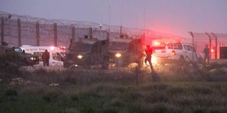 זירת פינוי הפצועים מהאסון בחאן יונס בו נהרגו 21 חיילי צה זירת פינוי הפצועים מהאסון בו נהרגו 21 חיילי צה"ל, סמוך לגדר הרצועה