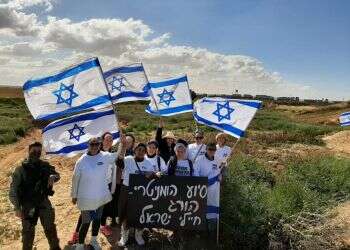 נשות "אמהות הלוחמים" מפגינות בדרך למעבר כרם שלום