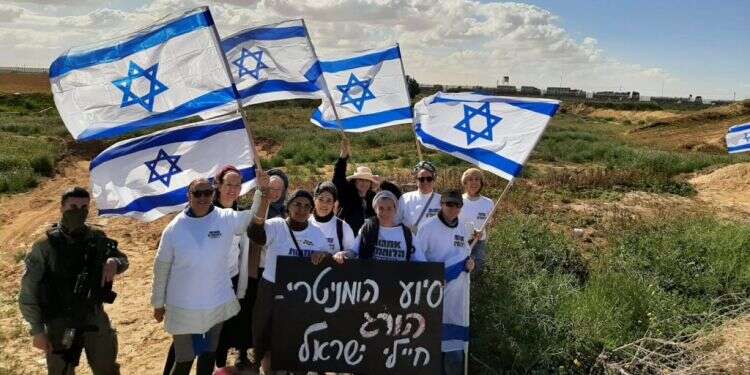 נשות  נשות "אמהות הלוחמים" מפגינות בדרך למעבר כרם שלום