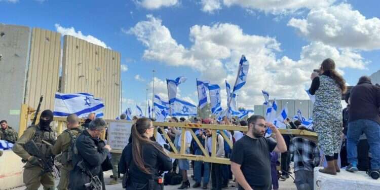 חסימת מעבר כרם שלום. צילום: ישראל אביטבול המשפחות ממשיכות לחסום את מעבר כרם שלום: "אף משאית לא תיכנס לעזה"