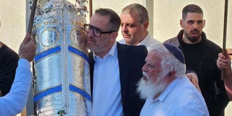 לראשונה מאז ה-7 באוקטובר: הכנסת ספר תורה בקיבוץ בארי