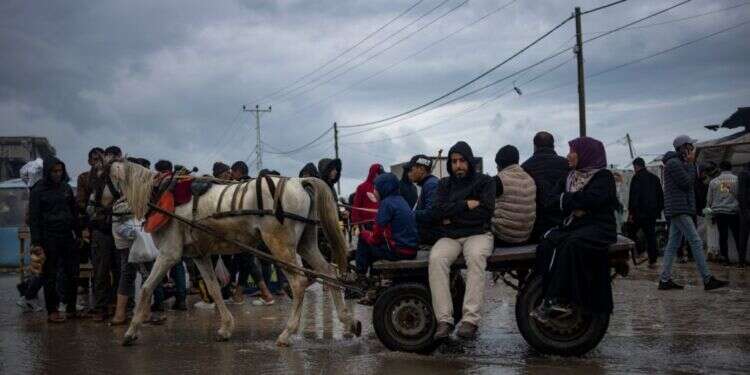 תושבי עזה מתפנים מחאן יונס דרומה. צילום: Fatima Shbair, AP עשרות אלפים מתפנים מחאן יונס וחיסולים בלבנון: סיכום חדשות השבת