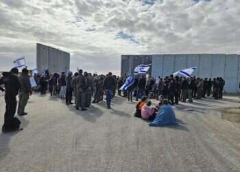 חסימת מעבר כרם שלום על ידי תנועת "צו 9" למניעת כניסה של משאיות סיוע הומניטרי לרצועת עזה. צילום: צו 9