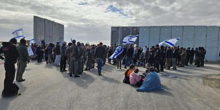 חסימת מעבר כרם שלום על ידי תנועת  חסימת מעבר כרם שלום על ידי תנועת "צו 9" למניעת כניסה של משאיות סיוע הומניטרי לרצועת עזה. צילום: צו 9