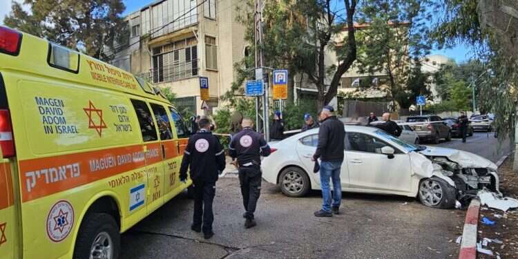 זירת הפיגוע בחיפה. צילום: מד פיגוע בחיפה: מחבל דרס חייל, יצא אליו עם גרזן – ונוטרל