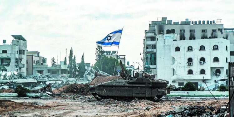 טנק ברצועת עזה עם דגל ישראל. צילום: דו דובר צה"ל מאשר: עוצמת הלחימה יורדת