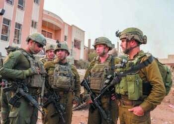 מתקדמים לאט אבל לפי התוכנית. האלוף פינקלמן בתדרוך בעזה. צילום: דובר צה"ל