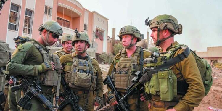 מתקדמים לאט אבל לפי התוכנית. האלוף פינקלמן בתדרוך בעזה. צילום: דובר צה מתקדמים לאט אבל לפי התוכנית. האלוף פינקלמן בתדרוך בעזה. צילום: דובר צה"ל