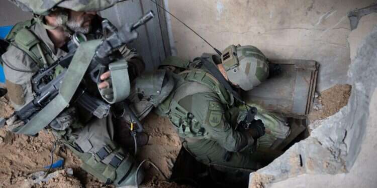 פעילות כוחות צה לוחמים איתרו בשג'אעיה מסמכי תכנון של הטבח לצד ספר של היטלר