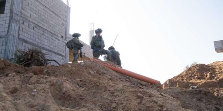 לוחמי צה לוחמי צה"ל ליד רשת מנהרות שנחשפה במרכז רצועת עזה