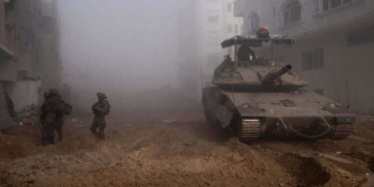 לוחמי צוות הקרב של הצנחנים בפעילות בחאן יונס. צילום: דובר צה מחבלים חוסלו בלב חאן יונס, 7 לוחמים נפצעו: תיעוד