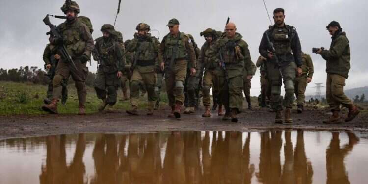 אלוף פיקוד הצפון אורי גורדין בתרגיל חטיבתי בצפון, לצידו אל אלוף פיקוד הצפון במסר לנסראללה: "אנחנו מוכנים יותר מאי פעם"