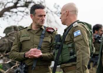 הרטמכ"ל רב אלוף הרצי הלוי (משמאל) ומפקד פיקוד הצפון אלוף אורי גורדין