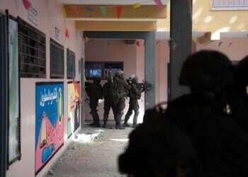 לוחמי צה"ל בבית ספר בחאן יונס