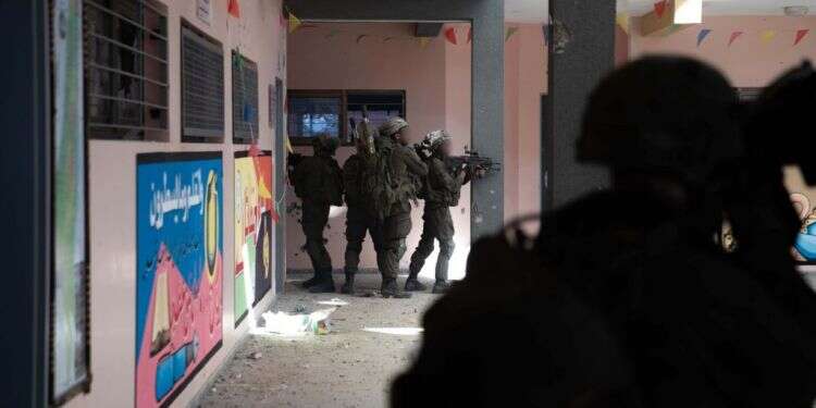 לוחמי צה"ל בבית ספר בחאן יונס