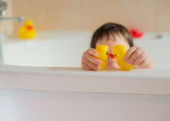 צילום: שאטרסטוק ברווז גומי אמבטיה ילד ילדים