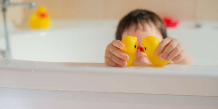 ברווז גומי אמבטיה ילד ילדים