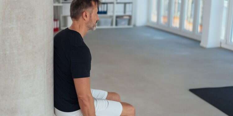 צילום: שאטרסטוק ישיבת קיר התעמלות