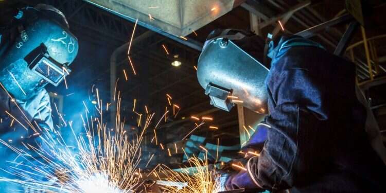 תיאורי הריתוך מתעכבים על כל מגע, מרקם וחום צילום: שאטרסטוק