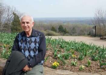 אהוד לוז. "אי אפשר להגיע לאנשים צעירים בלי אופק רחב". צילום מהאלבום המשפחתי