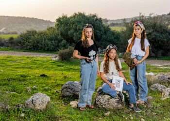 גל מורנו, ענת מאיר ואביה סלוטקי, אלמנותיהן של איתי, דוד וישי