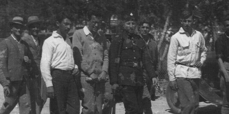 אידאולוגיית השנאה ייצרה עלילת דם מסוכנת. אב"א אחימאיר וחבריו מובאים למשפט. ירושלים, 1933 צילום: ארכיון "בית אבא" רמת-גן