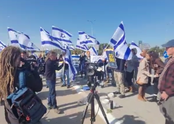 המפגינים שחוסמים ברגעים אלה את מעבר כרם שלום