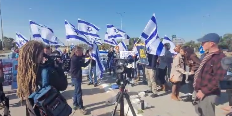 המפגינים שחוסמים ברגעים אלה את מעבר כרם שלום